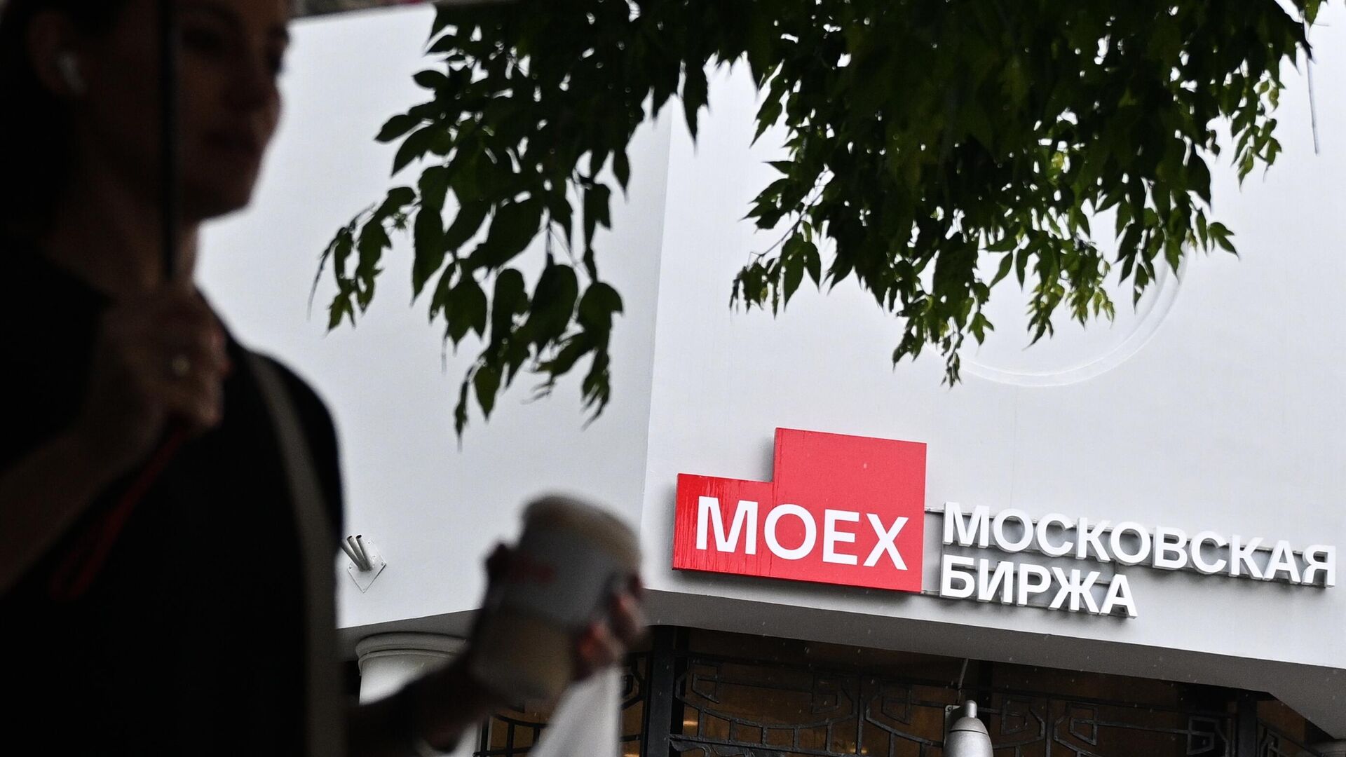 Российский рынок акций растет в начале утренних торгов
